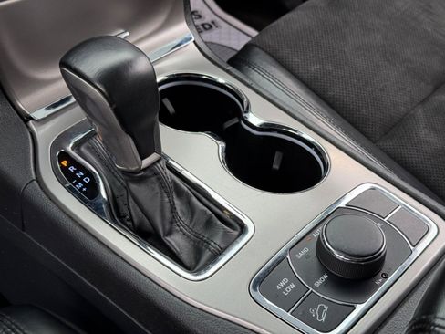 Used 2022 Jeep Grand Cherokee Laredo X image 18