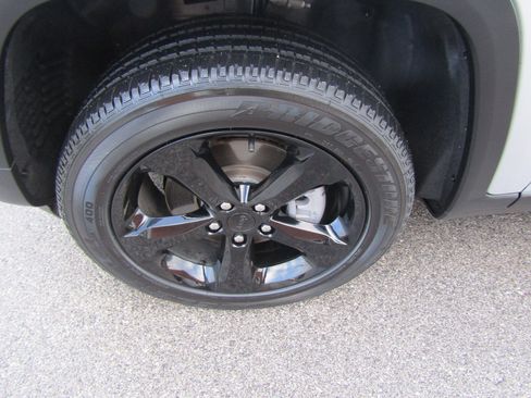 Used 2023 Jeep Grand Cherokee L Laredo image 9