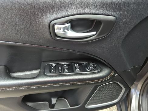 Used 2018 Jeep Compass Latitude w/ Popular Equipment Group AWD/4WD image 16