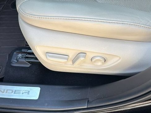 Used 2021 Toyota Highlander Limited FWD image 19