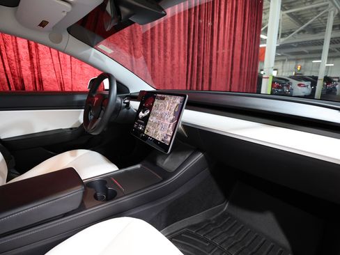 Used 2021 Tesla Model 3 Standard Range Plus image 21