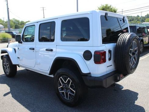 Used 2025 Jeep Wrangler Unlimited Sahara AWD/4WD image 27