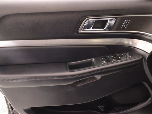 Used 2019 Ford Explorer XLT image 15
