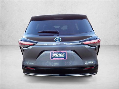 Used 2025 Toyota Sienna Platinum image 3