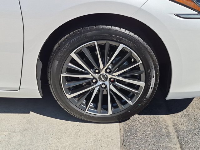 Used 2025 Lexus ES 300h w/ Premium Package FWD image 9