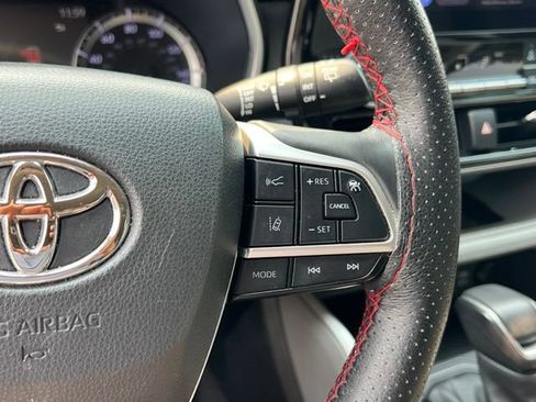 Used 2023 Toyota Highlander XLE AWD/4WD image 19