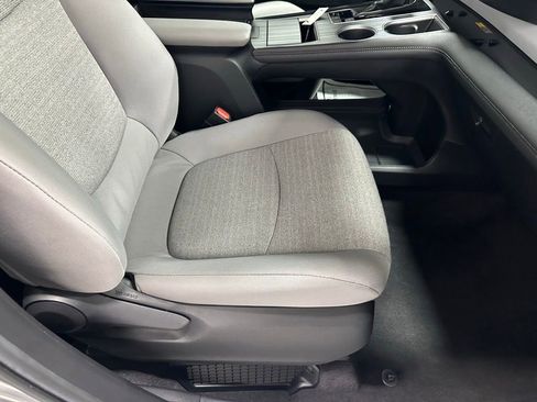 Used 2025 Toyota Sienna LE FWD image 61
