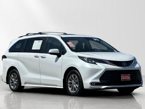 Used 2023 Toyota Sienna XLE w/ XLE Plus Package FWD image 8