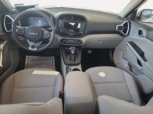 Used 2025 Kia Soul LX w/ LX Technology Package FWD image 2
