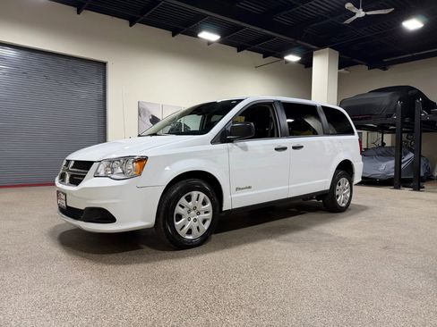Used 2019 Dodge Grand Caravan SE image 2