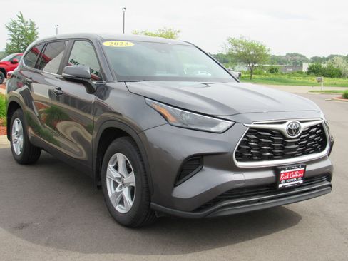 Used 2023 Toyota Highlander L FWD image 4