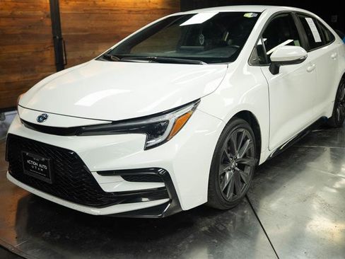 Used 2023 Toyota Corolla SE FWD image 2