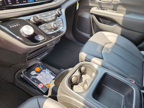 New 2026 Chrysler Pacifica Select image 25