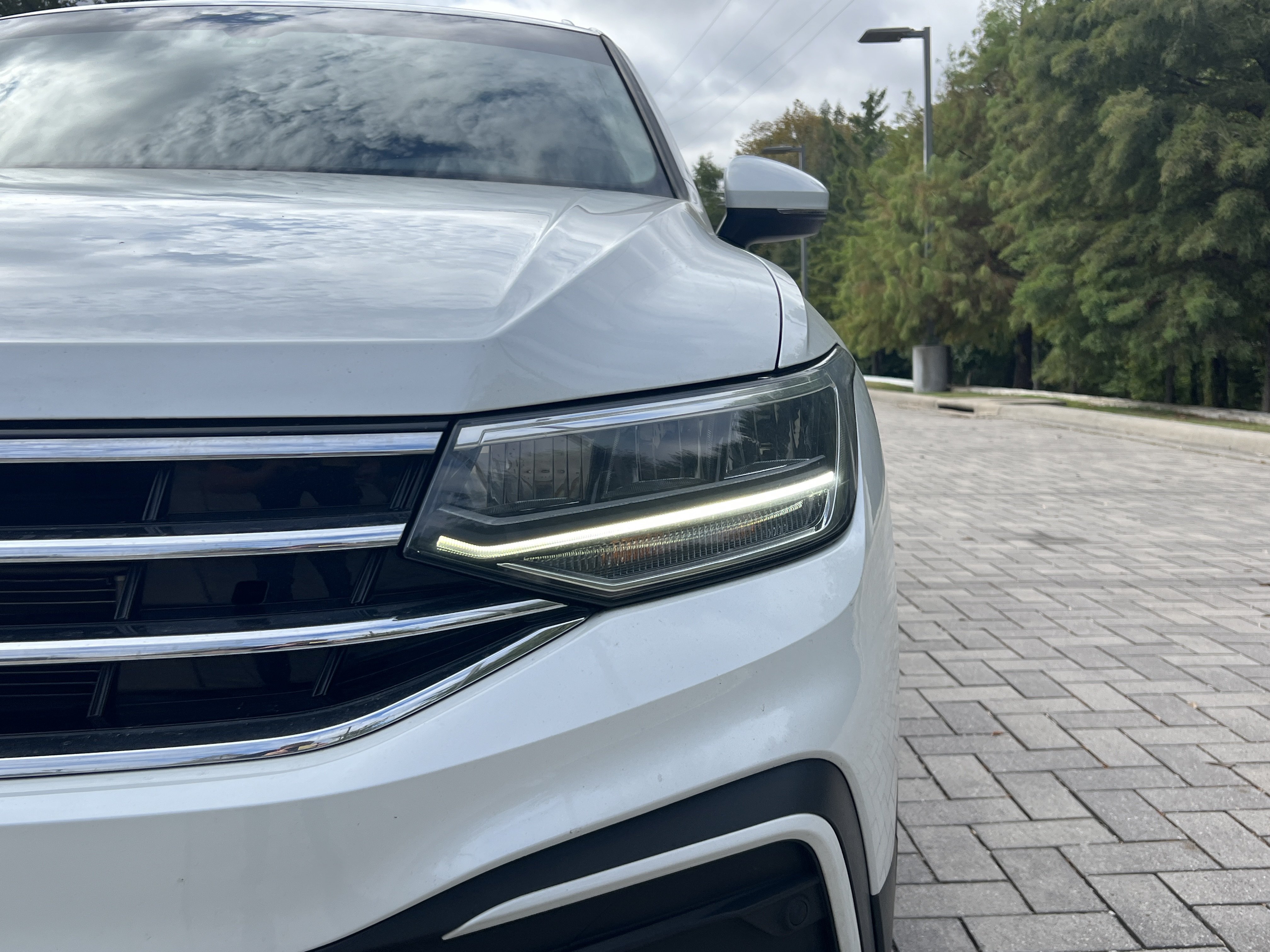 Used 2023 Volkswagen Tiguan SE w/ Panoramic Sunroof Package FWD image 5