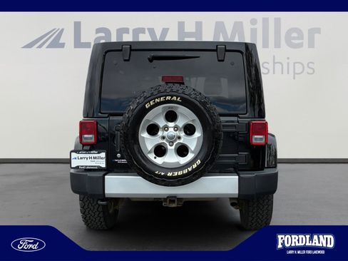 Used 2013 Jeep Wrangler Unlimited Sahara w/ Dual Top Group AWD/4WD image 4