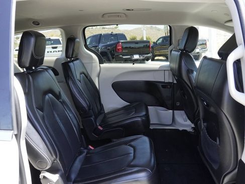 Certified 2023 Chrysler Pacifica Touring-L FWD image 24
