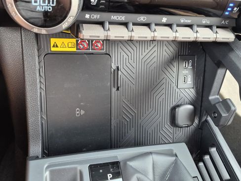 Used 2025 Toyota 4Runner Limited AWD/4WD image 32