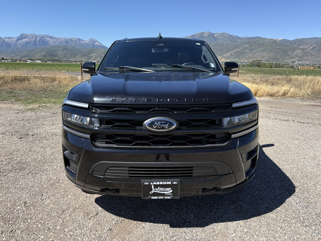 Used 2024 Ford Expedition Limited AWD/4WD image 2