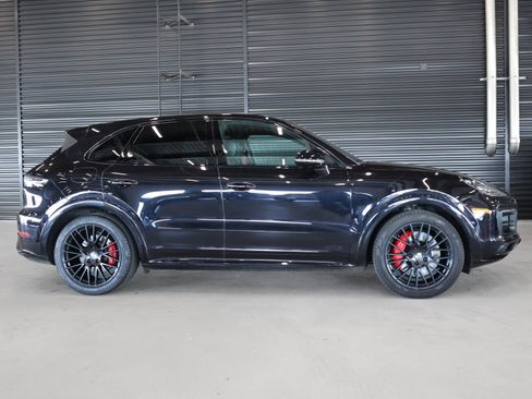 Used 2022 Porsche Cayenne GTS AWD/4WD image 11