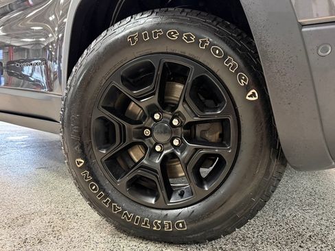 Used 2019 Jeep Cherokee Trailhawk AWD/4WD image 8