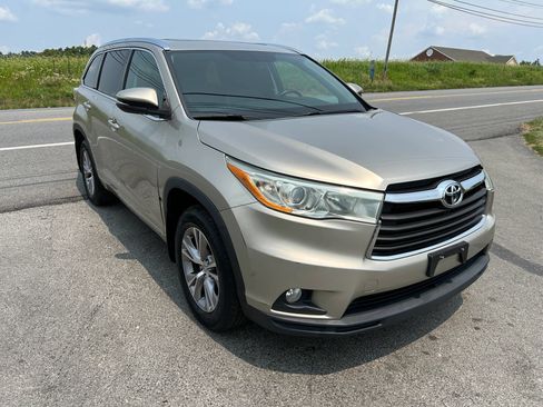 Used 2014 Toyota Highlander XLE AWD/4WD image 3