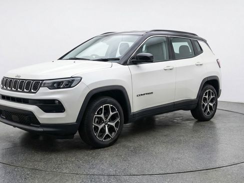 Used 2025 Jeep Compass Limited image 3