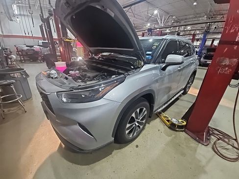 Used 2022 Toyota Highlander XLE image 1