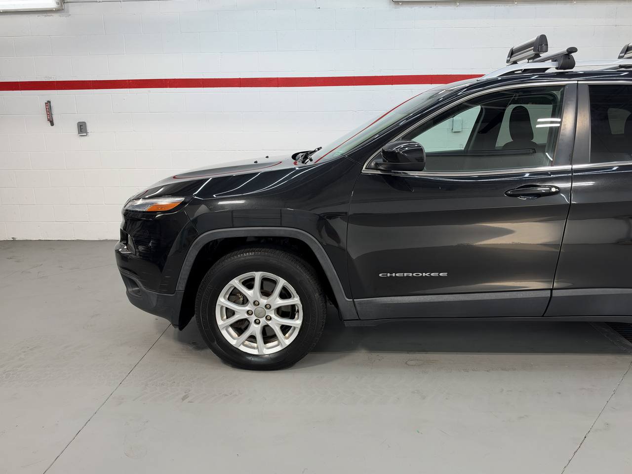 Used 2015 Jeep Cherokee Latitude AWD/4WD image 3