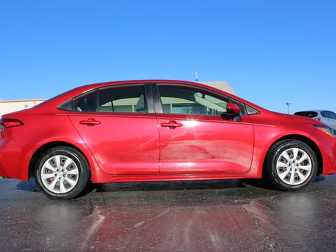 Used 2020 Toyota Corolla LE image 3