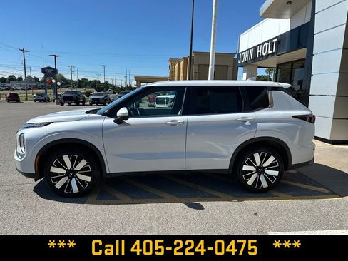 Used 2025 Mitsubishi Outlander SE AWD/4WD image 2