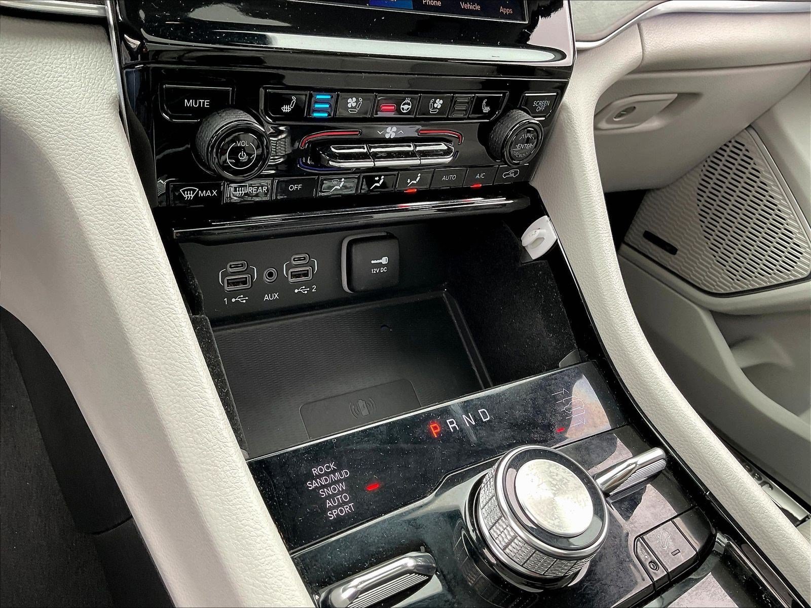 Used 2022 Jeep Grand Cherokee Overland w/ Luxury Tech Group IV AWD/4WD image 16