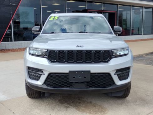 Used 2025 Jeep Grand Cherokee Altitude AWD/4WD image 11