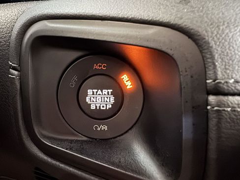 Used 2024 Jeep Gladiator Rubicon w/ Technology Group AWD/4WD image 18