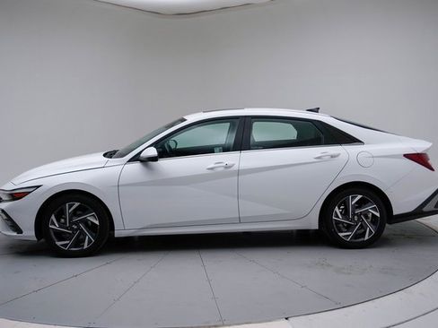 Used 2025 Hyundai Elantra SEL image 2