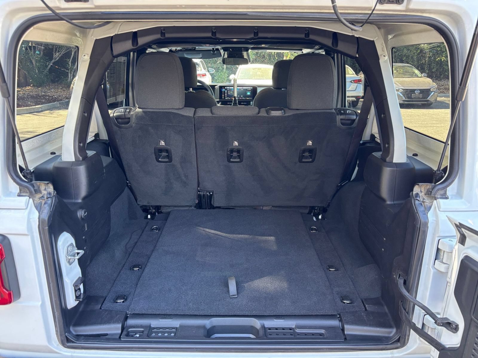 Used 2025 Jeep Wrangler Unlimited Sahara AWD/4WD image 31