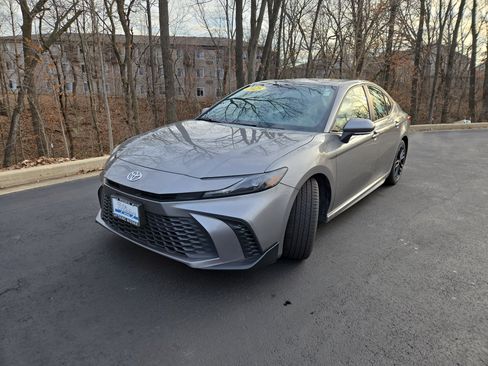 Used 2025 Toyota Camry SE image 4