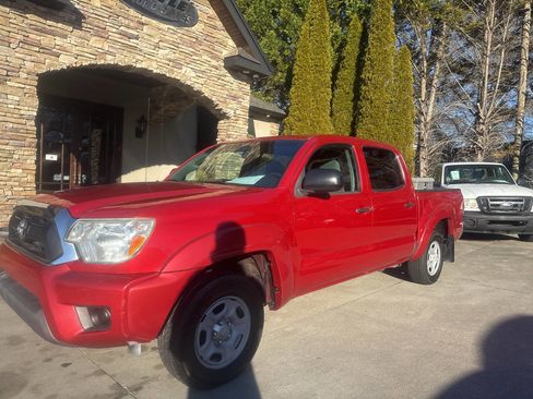Used 2014 Toyota Tacoma 2WD Double Cab w/ SR5 Package image 2