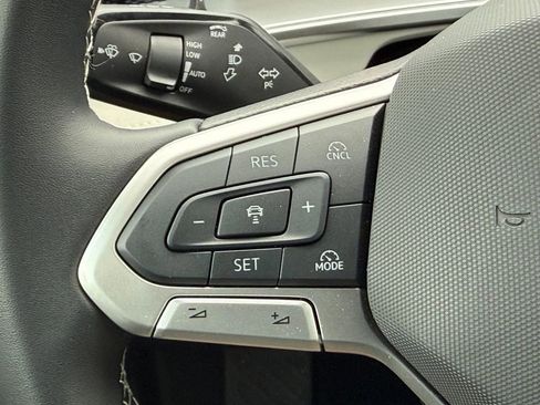 Certified 2025 Volkswagen Tiguan SE image 15