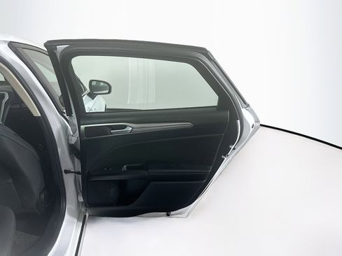 Used 2020 Ford Fusion SE image 30