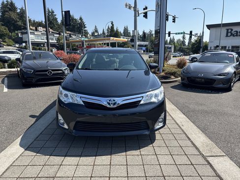 Used 2014 Toyota Camry XLE w/ Leather Package FWD image 2
