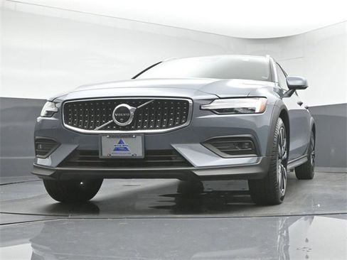 Used 2024 Volvo V60 B5 Cross Country Ultimate image 39