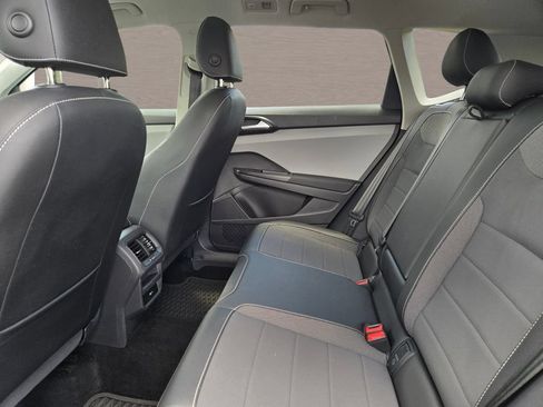 Used 2022 Volkswagen Taos SE w/ Panoramic Sunroof Package AWD/4WD image 12