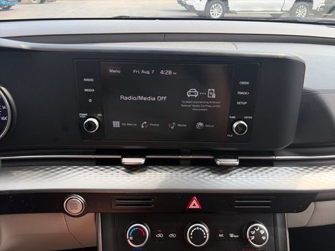 Used 2024 Kia Carnival LX FWD image 18
