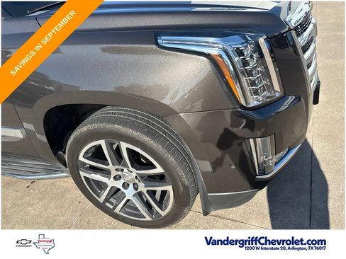 Used 2020 Cadillac Escalade Luxury RWD image 5