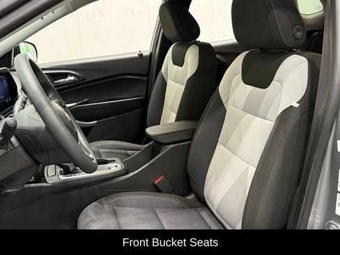 Used 2025 Chevrolet Trax LS image 9