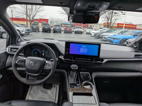 Certified 2025 Toyota Sienna Platinum image 14