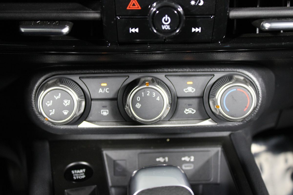 Used 2025 Nissan Kicks SV FWD image 9
