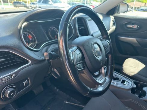 Used 2019 Jeep Cherokee Latitude w/ Cold Weather Group image 24