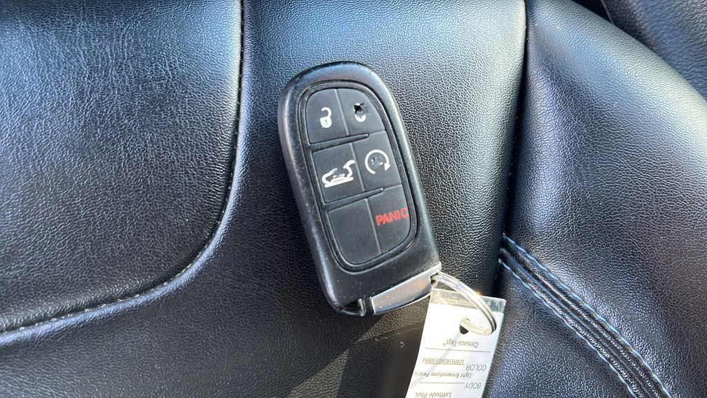 Used 2019 Jeep Cherokee Latitude Plus w/ Comfort/Convenience Group FWD image 37