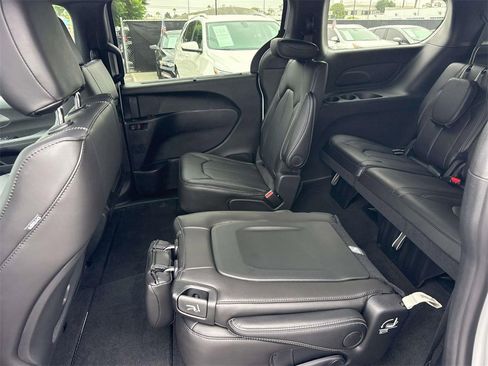 New 2026 Chrysler Pacifica Select image 7
